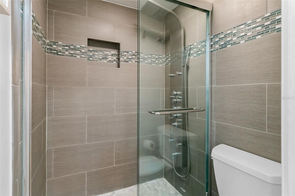 Под контрактом: $5,000 (3 спален, 3 ванн, 1740 Квадратных фут)