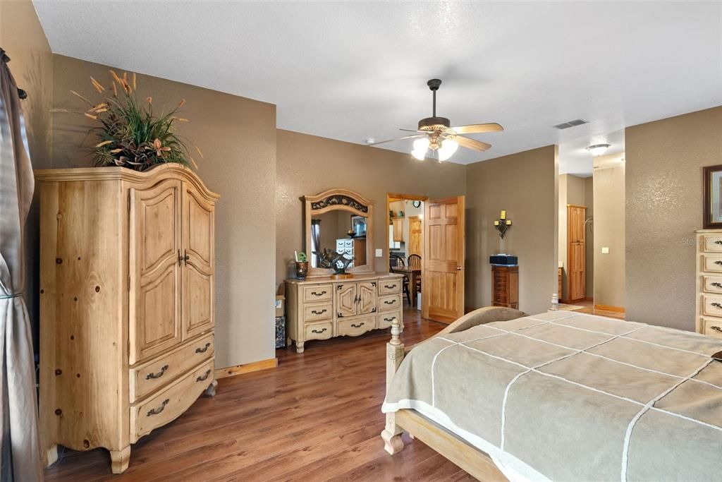 For Sale: $850,000 (3 beds, 2 baths, 2664 Square Feet)