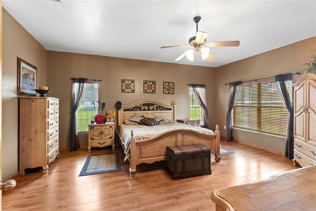 For Sale: $850,000 (3 beds, 2 baths, 2664 Square Feet)