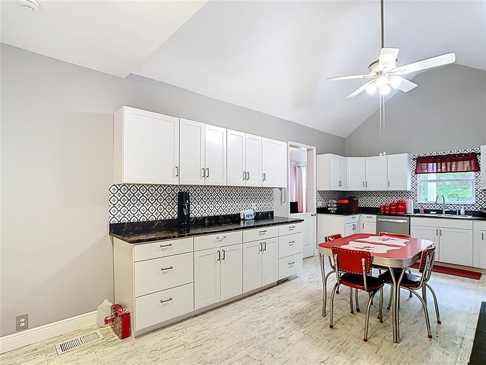 待售: $585,000 (0 贝兹, 0 浴室, 3175 平方英尺)