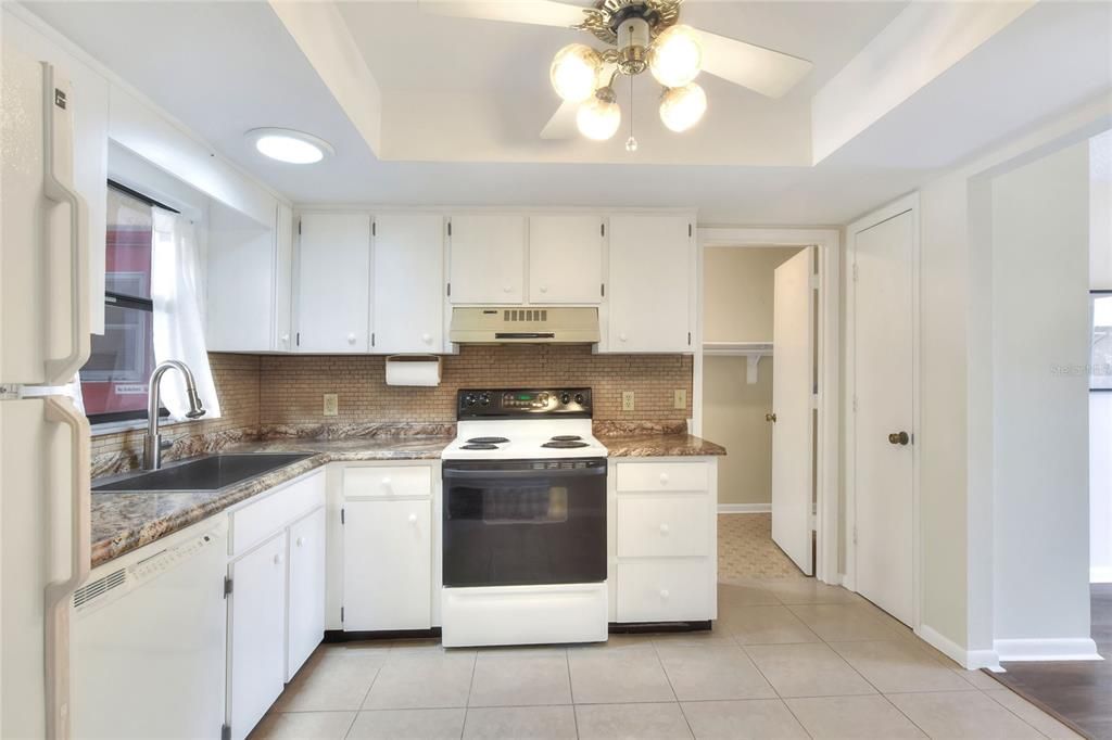 Activo con contrato: $229,900 (2 camas, 2 baños, 1352 Pies cuadrados)