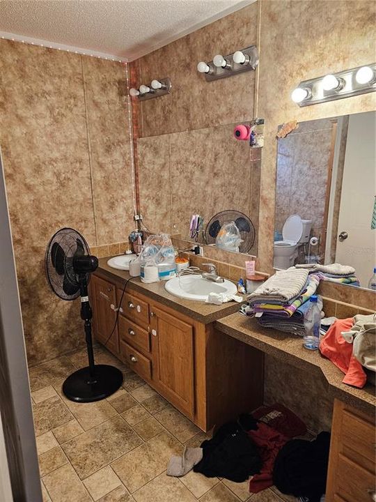 待售: $104,000 (4 贝兹, 2 浴室, 2040 平方英尺)