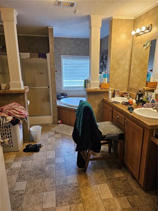 待售: $104,000 (4 贝兹, 2 浴室, 2040 平方英尺)