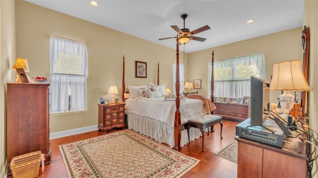 Activo con contrato: $494,900 (4 camas, 2 baños, 2631 Pies cuadrados)