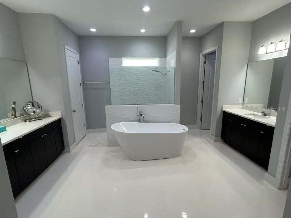 For Sale: $899,999 (5 beds, 4 baths, 4121 Square Feet)