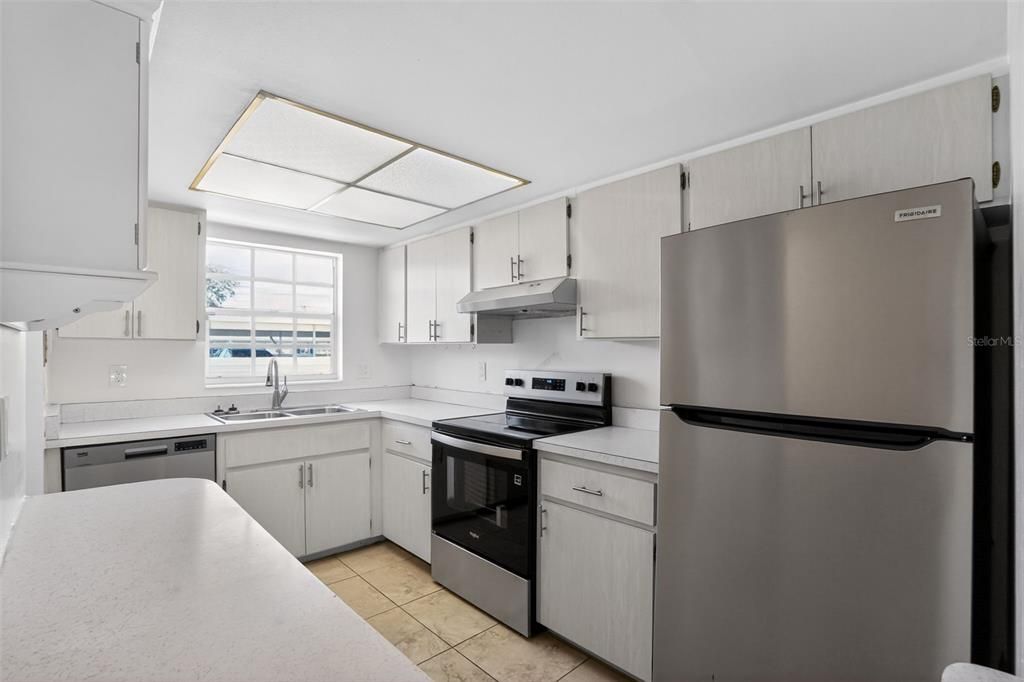 Под контрактом: $139,900 (2 спален, 2 ванн, 972 Квадратных фут)