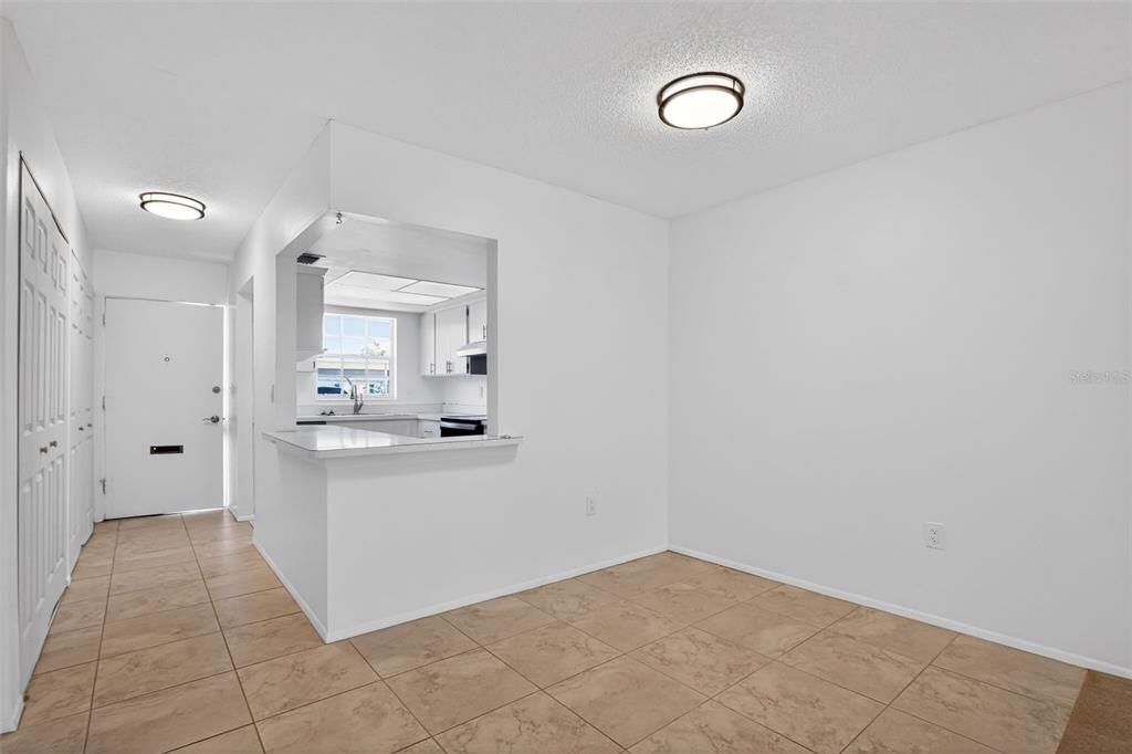 Под контрактом: $139,900 (2 спален, 2 ванн, 972 Квадратных фут)