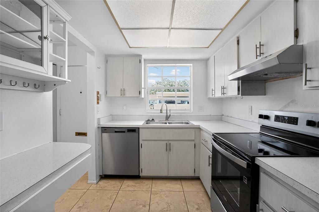 Под контрактом: $139,900 (2 спален, 2 ванн, 972 Квадратных фут)