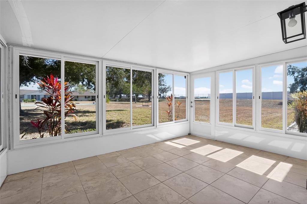 Под контрактом: $139,900 (2 спален, 2 ванн, 972 Квадратных фут)