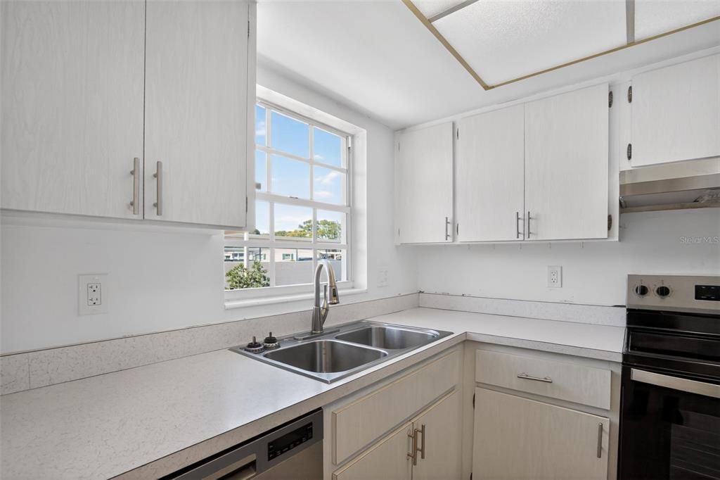 Под контрактом: $139,900 (2 спален, 2 ванн, 972 Квадратных фут)