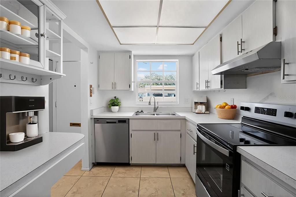 Под контрактом: $139,900 (2 спален, 2 ванн, 972 Квадратных фут)