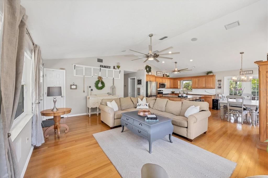 For Sale: $624,900 (4 beds, 2 baths, 1968 Square Feet)