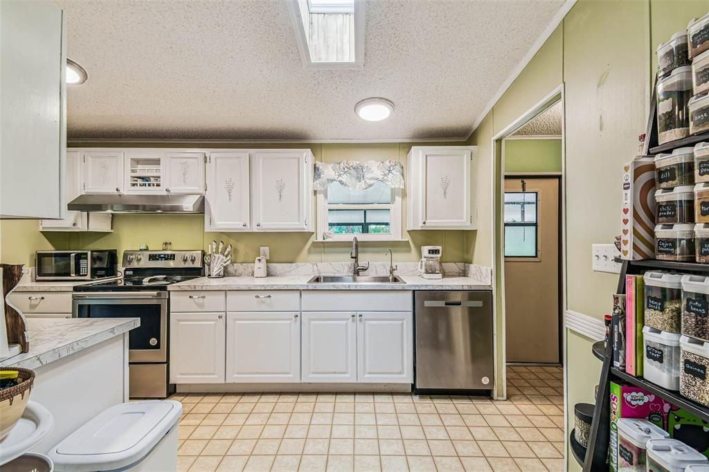 For Sale: $199,900 (3 beds, 2 baths, 1512 Square Feet)