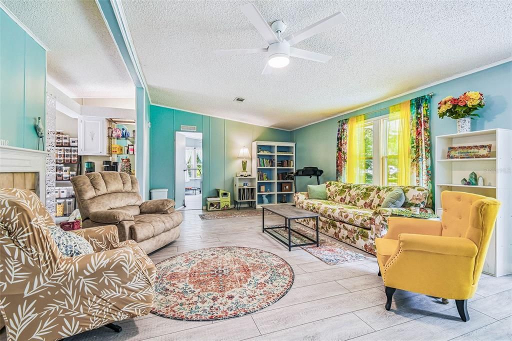 For Sale: $199,900 (3 beds, 2 baths, 1512 Square Feet)