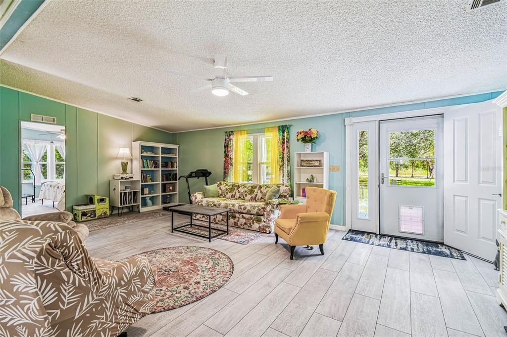 For Sale: $199,900 (3 beds, 2 baths, 1512 Square Feet)