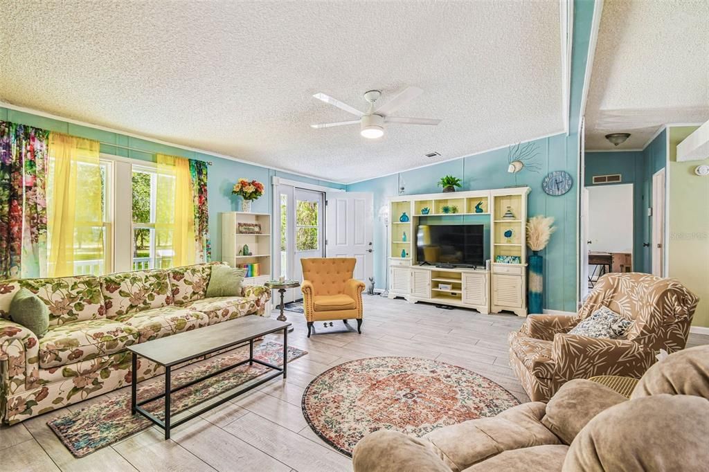 For Sale: $199,900 (3 beds, 2 baths, 1512 Square Feet)