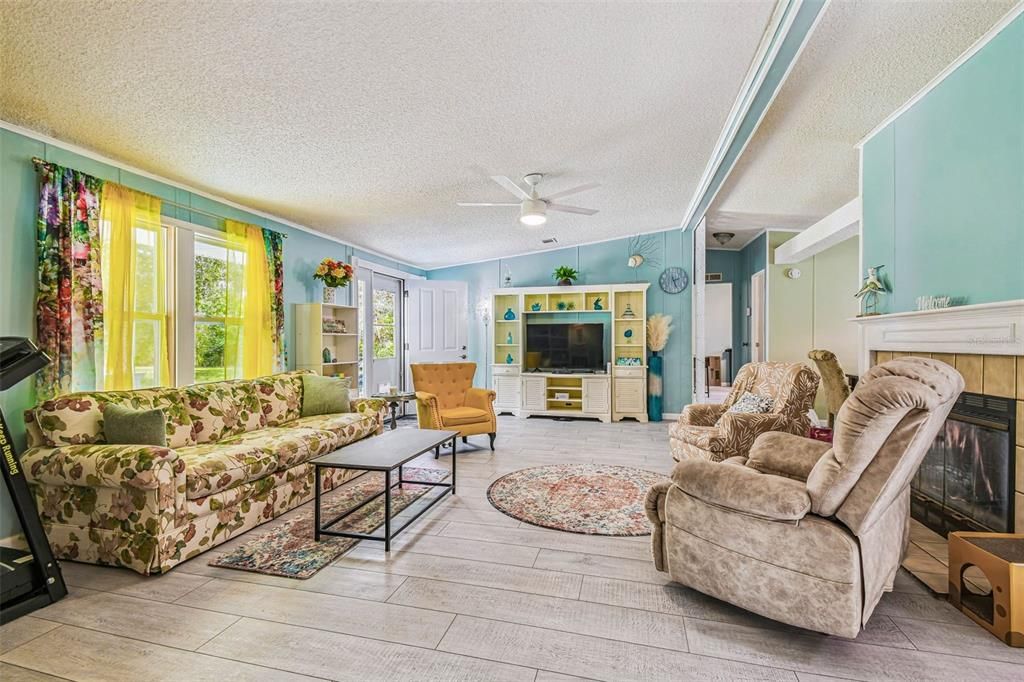 For Sale: $199,900 (3 beds, 2 baths, 1512 Square Feet)