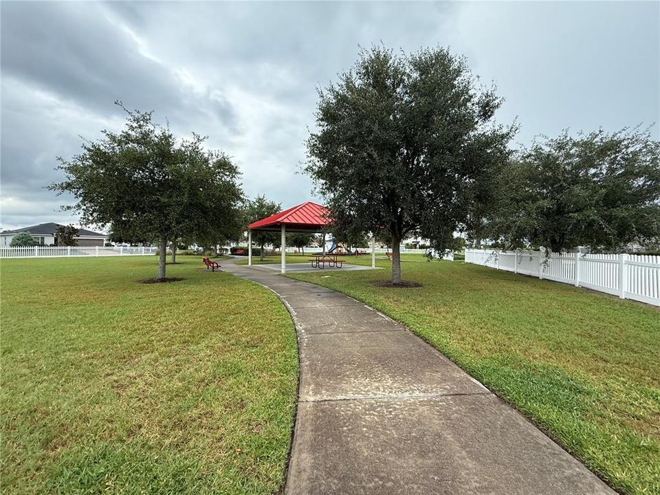 合同活跃: $320,000 (3 贝兹, 2 浴室, 1348 平方英尺)