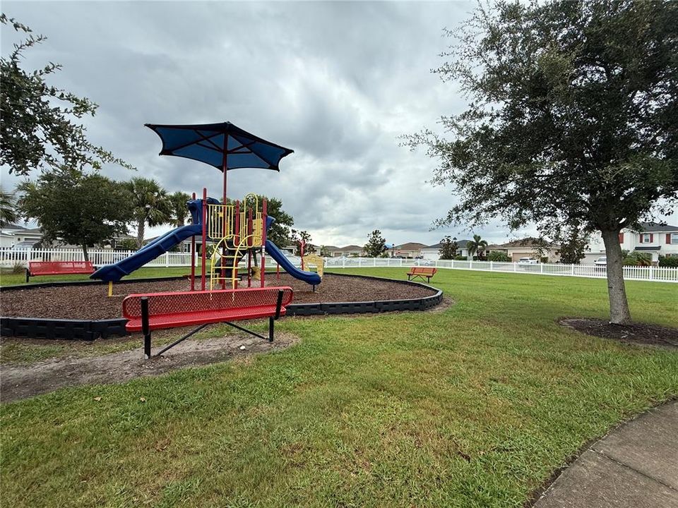 合同活跃: $320,000 (3 贝兹, 2 浴室, 1348 平方英尺)