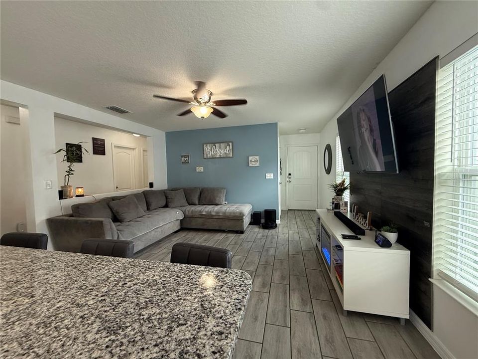 合同活跃: $320,000 (3 贝兹, 2 浴室, 1348 平方英尺)