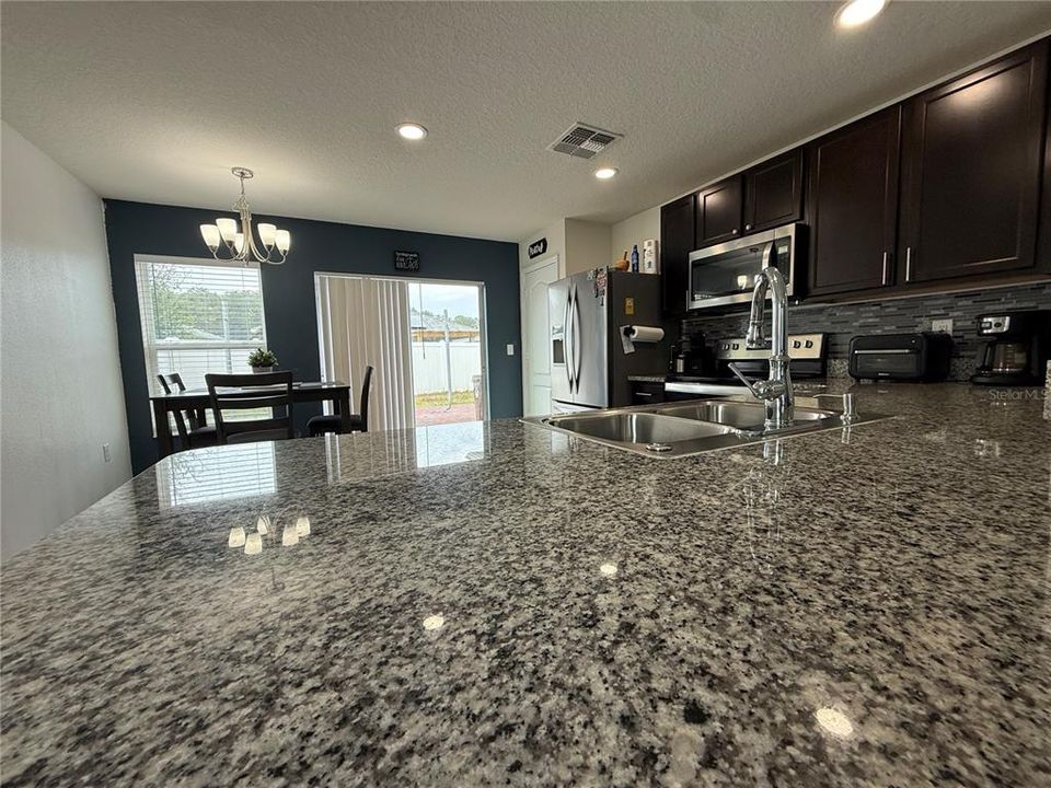 合同活跃: $320,000 (3 贝兹, 2 浴室, 1348 平方英尺)