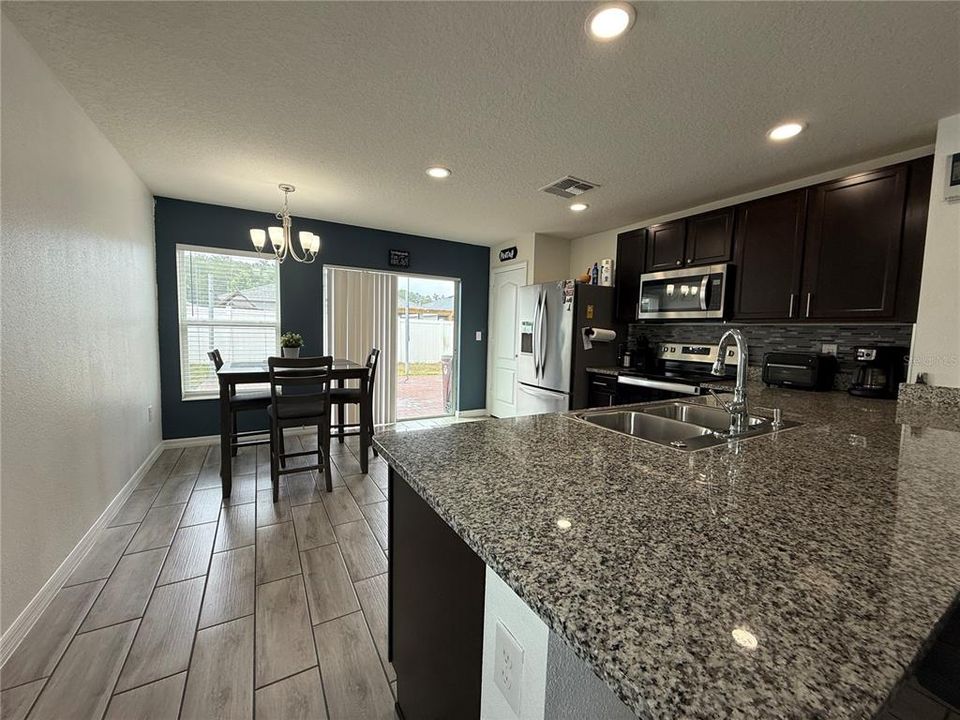 合同活跃: $320,000 (3 贝兹, 2 浴室, 1348 平方英尺)