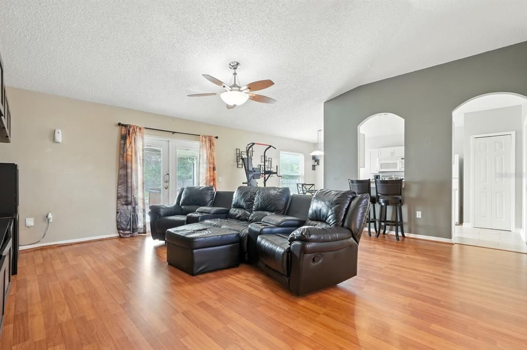 待售: $310,000 (3 贝兹, 2 浴室, 1224 平方英尺)