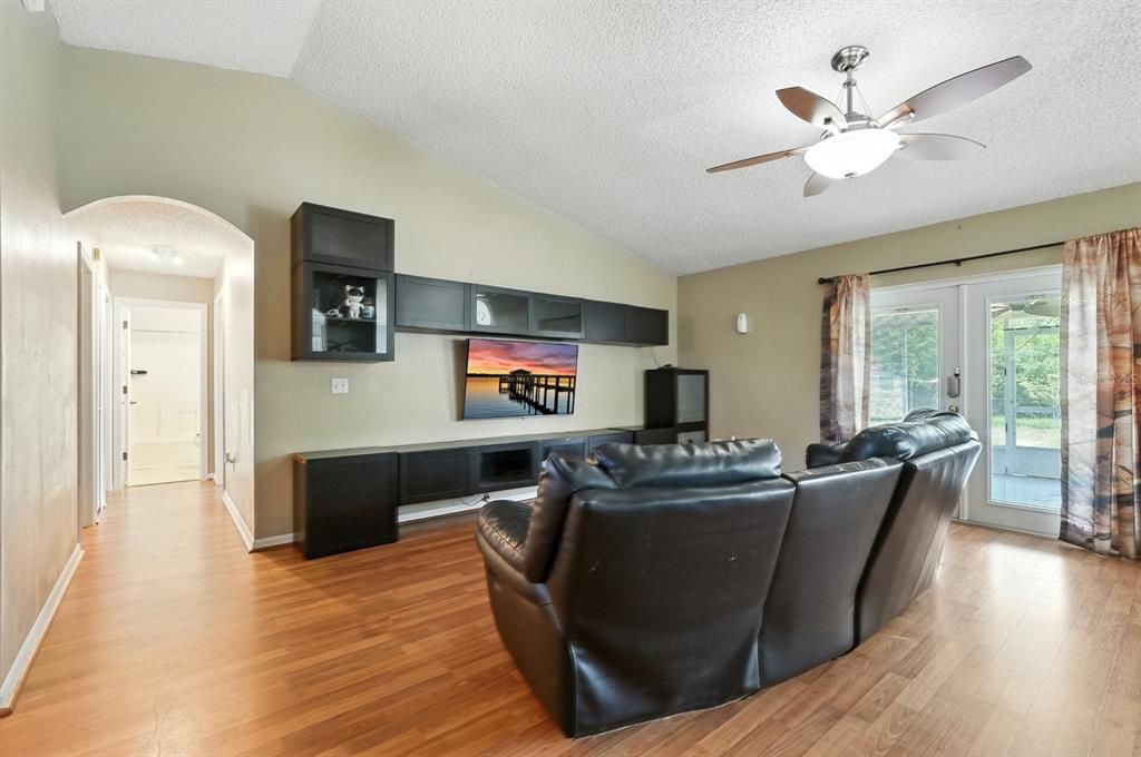 待售: $310,000 (3 贝兹, 2 浴室, 1224 平方英尺)