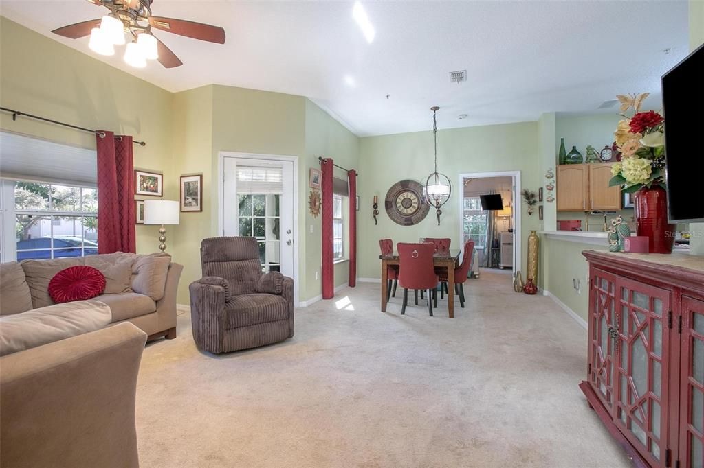 待售: $174,000 (2 贝兹, 2 浴室, 1034 平方英尺)