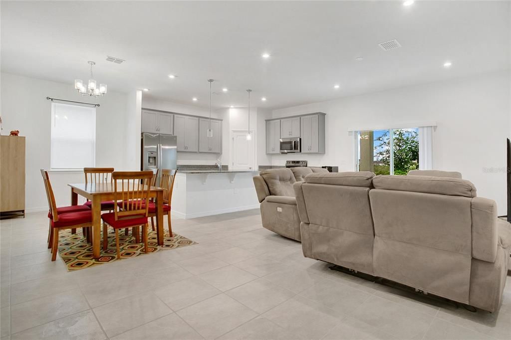 En Renta: $2,300 (4 camas, 3 baños, 2000 Pies cuadrados)