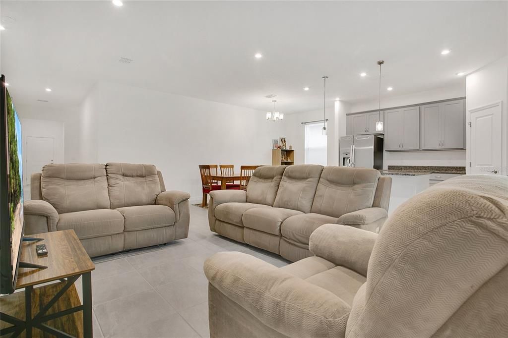 En Renta: $2,300 (4 camas, 3 baños, 2000 Pies cuadrados)