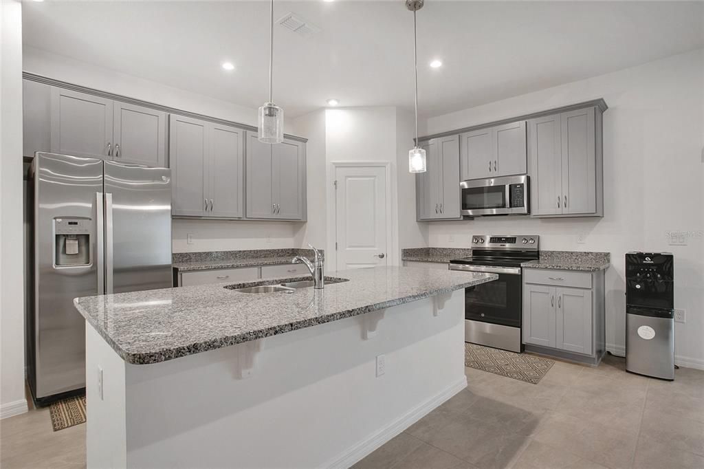 En Renta: $2,300 (4 camas, 3 baños, 2000 Pies cuadrados)