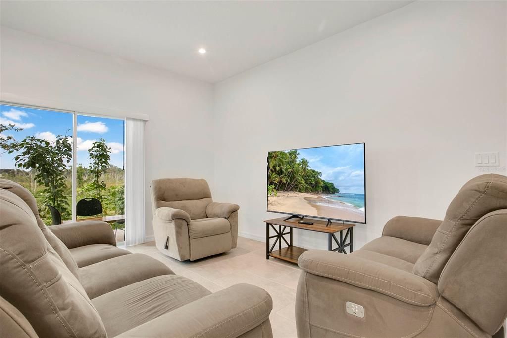 En Renta: $2,300 (4 camas, 3 baños, 2000 Pies cuadrados)