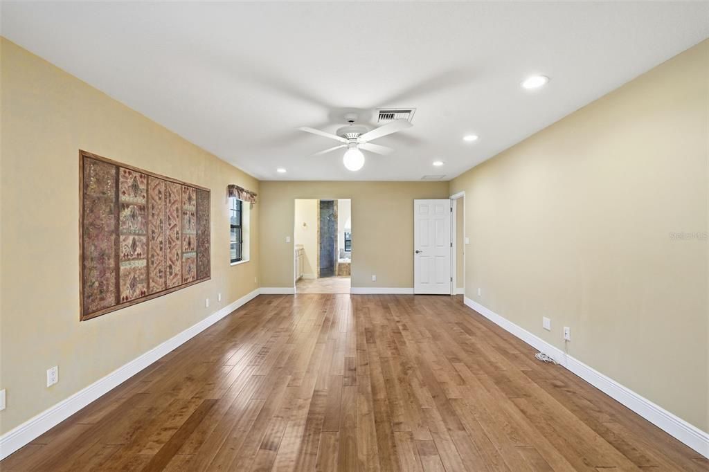 Под контрактом: $420,000 (3 спален, 2 ванн, 2000 Квадратных фут)