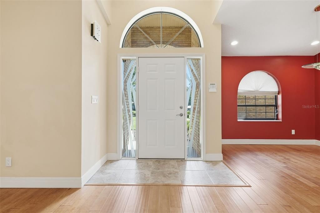 Под контрактом: $420,000 (3 спален, 2 ванн, 2000 Квадратных фут)