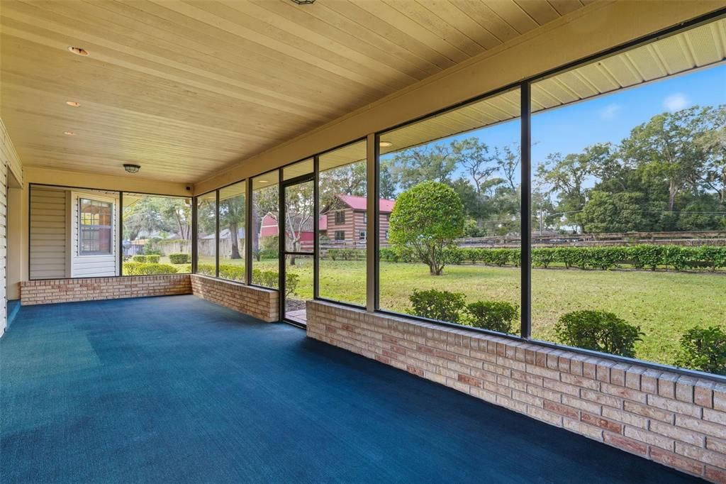 Под контрактом: $420,000 (3 спален, 2 ванн, 2000 Квадратных фут)