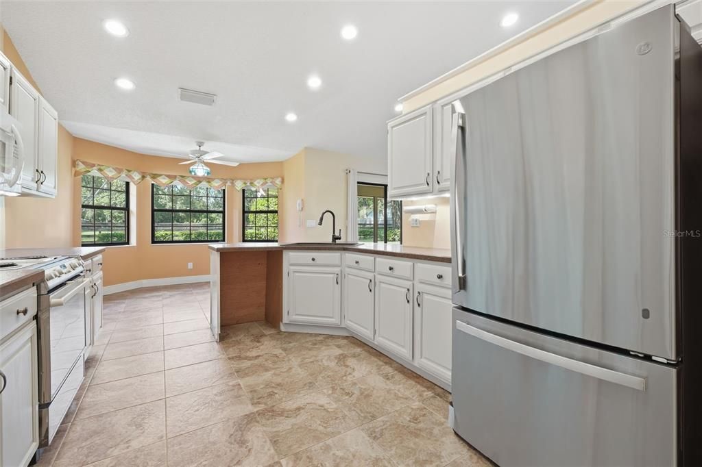 Под контрактом: $420,000 (3 спален, 2 ванн, 2000 Квадратных фут)