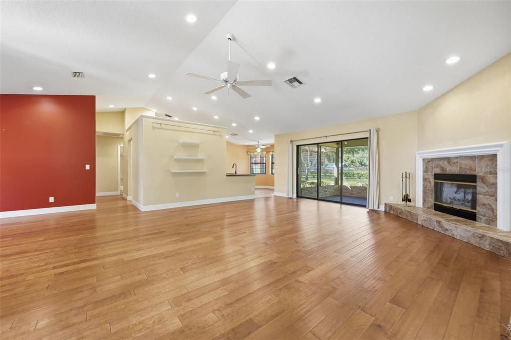 Под контрактом: $420,000 (3 спален, 2 ванн, 2000 Квадратных фут)