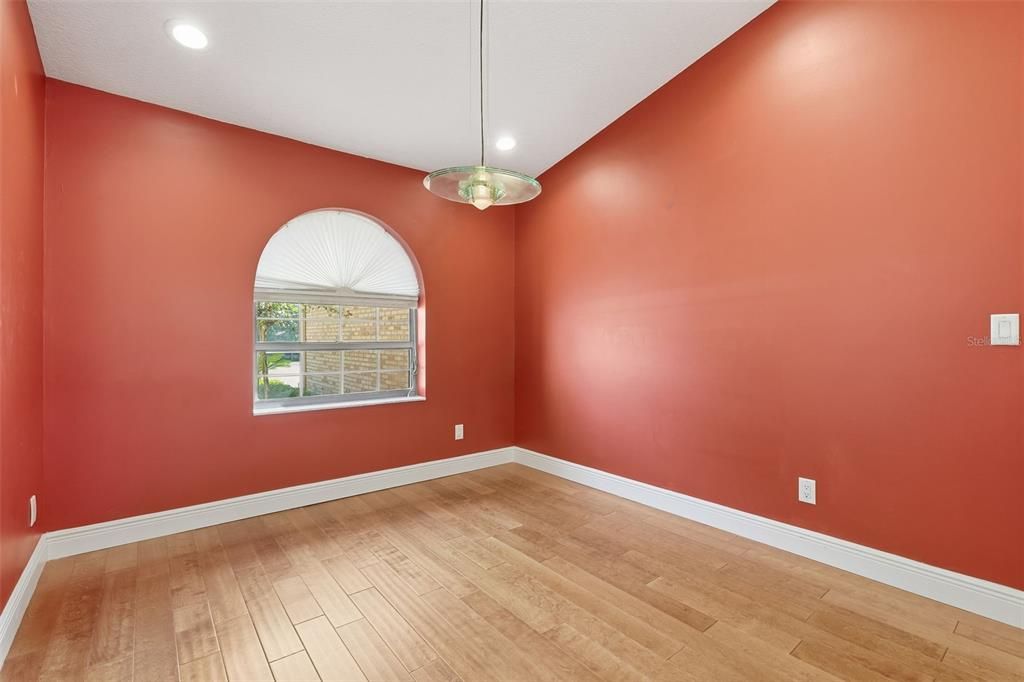 Под контрактом: $420,000 (3 спален, 2 ванн, 2000 Квадратных фут)