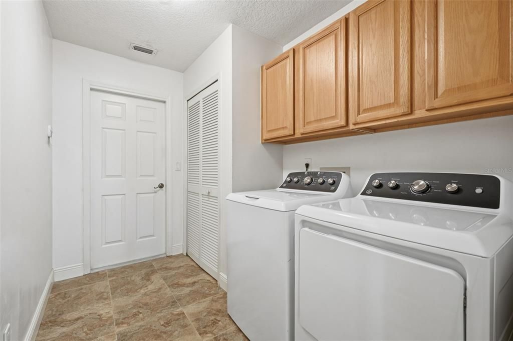 Под контрактом: $420,000 (3 спален, 2 ванн, 2000 Квадратных фут)