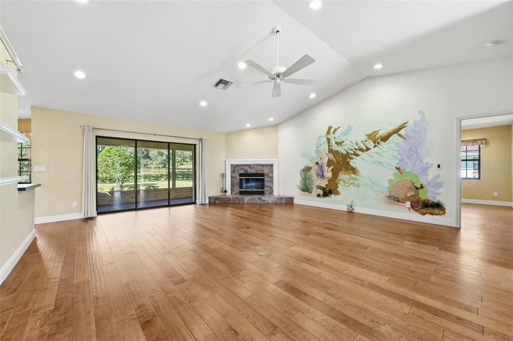 Под контрактом: $420,000 (3 спален, 2 ванн, 2000 Квадратных фут)