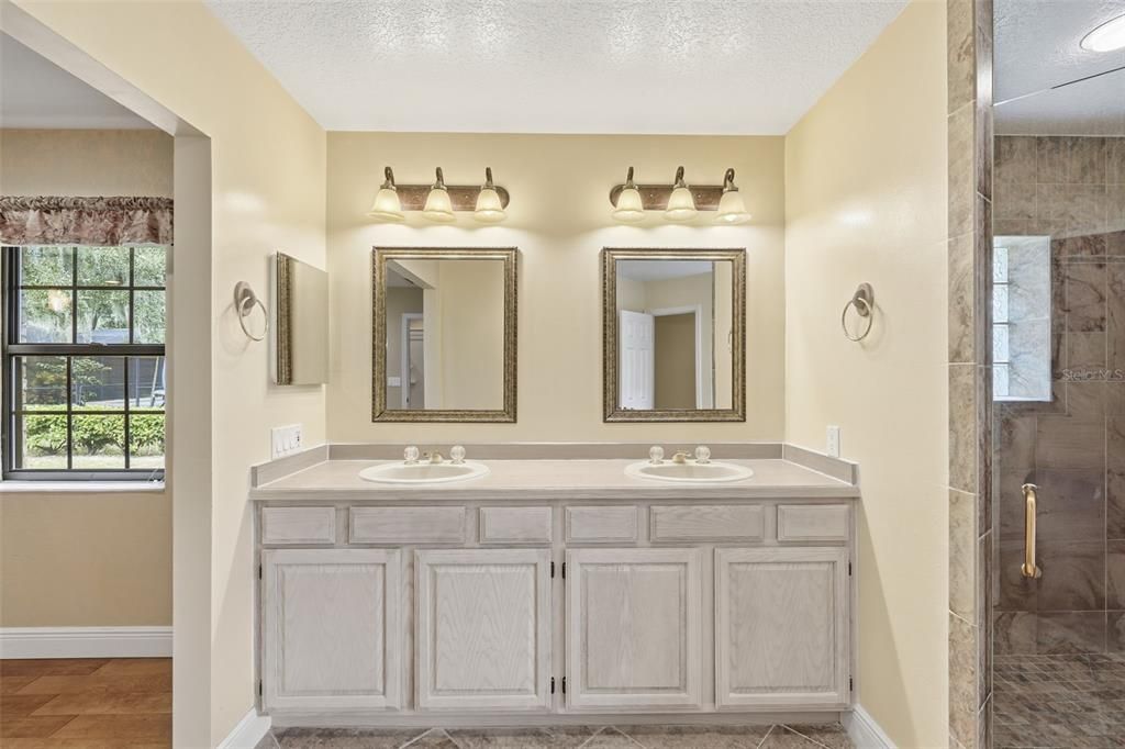 Под контрактом: $420,000 (3 спален, 2 ванн, 2000 Квадратных фут)