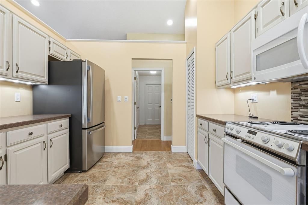 Под контрактом: $420,000 (3 спален, 2 ванн, 2000 Квадратных фут)