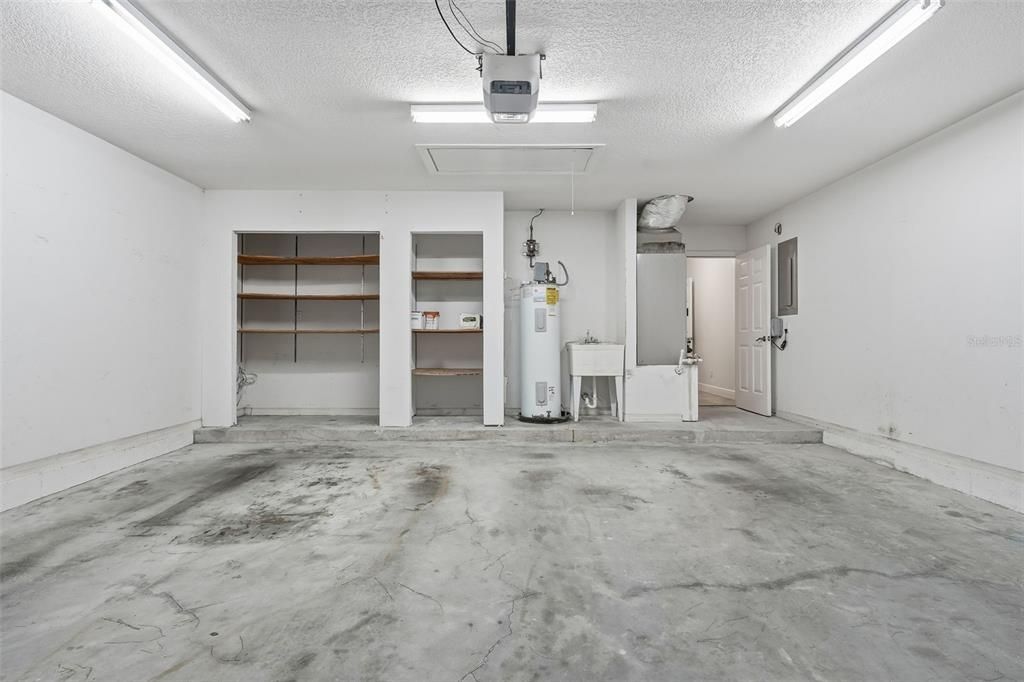 Под контрактом: $420,000 (3 спален, 2 ванн, 2000 Квадратных фут)