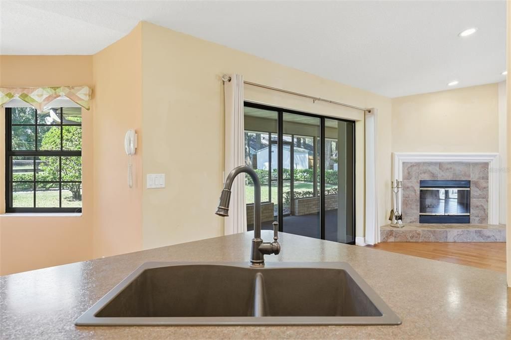 Под контрактом: $420,000 (3 спален, 2 ванн, 2000 Квадратных фут)