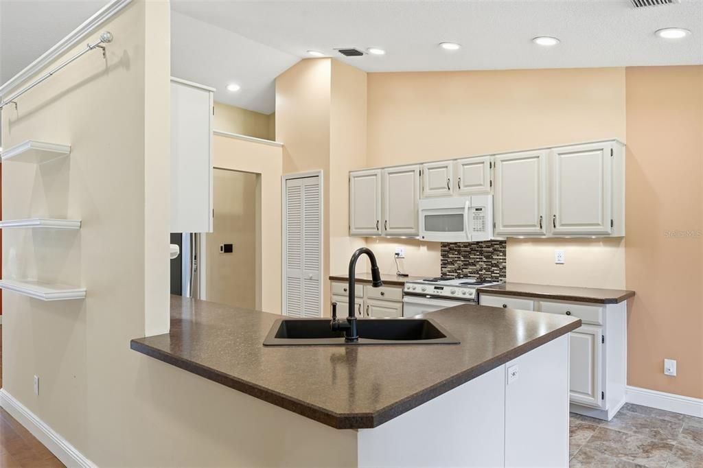 Под контрактом: $420,000 (3 спален, 2 ванн, 2000 Квадратных фут)