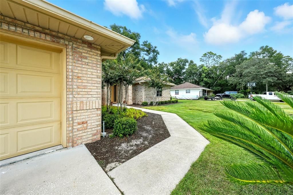 Под контрактом: $420,000 (3 спален, 2 ванн, 2000 Квадратных фут)