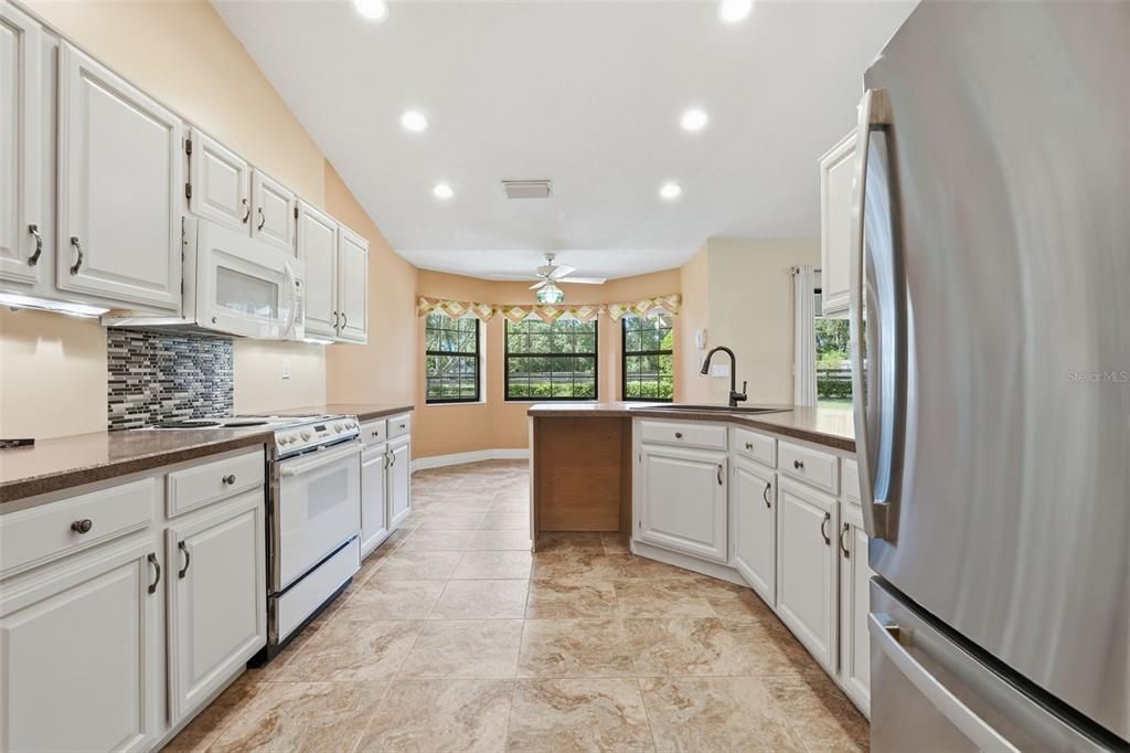 Под контрактом: $420,000 (3 спален, 2 ванн, 2000 Квадратных фут)