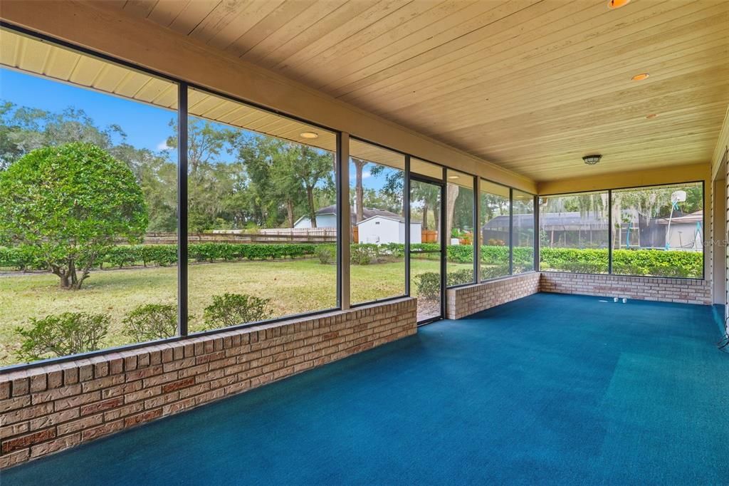 Под контрактом: $420,000 (3 спален, 2 ванн, 2000 Квадратных фут)