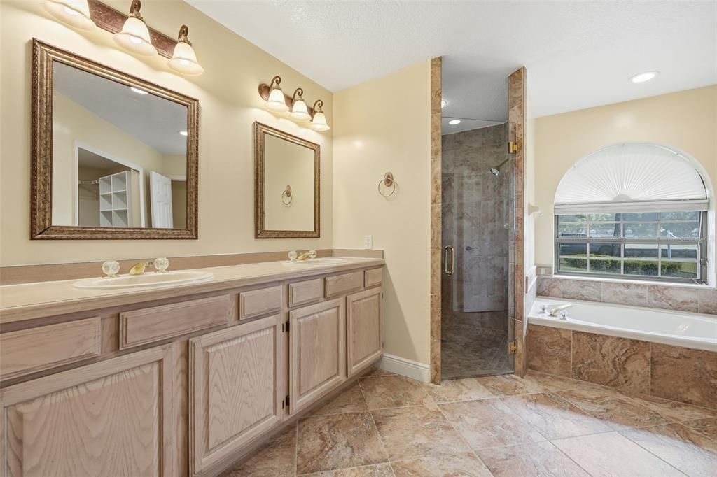 Под контрактом: $420,000 (3 спален, 2 ванн, 2000 Квадратных фут)